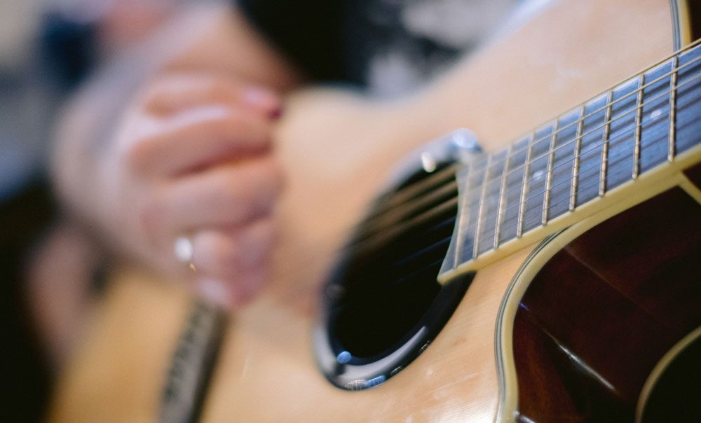 Centro de música en Reus aprende a tocar guitarra