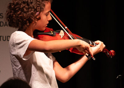 aprende a tocar violin niña en cocierto en Reus