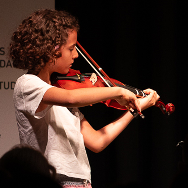 aprende a tocar violin niña en cocierto en Reus