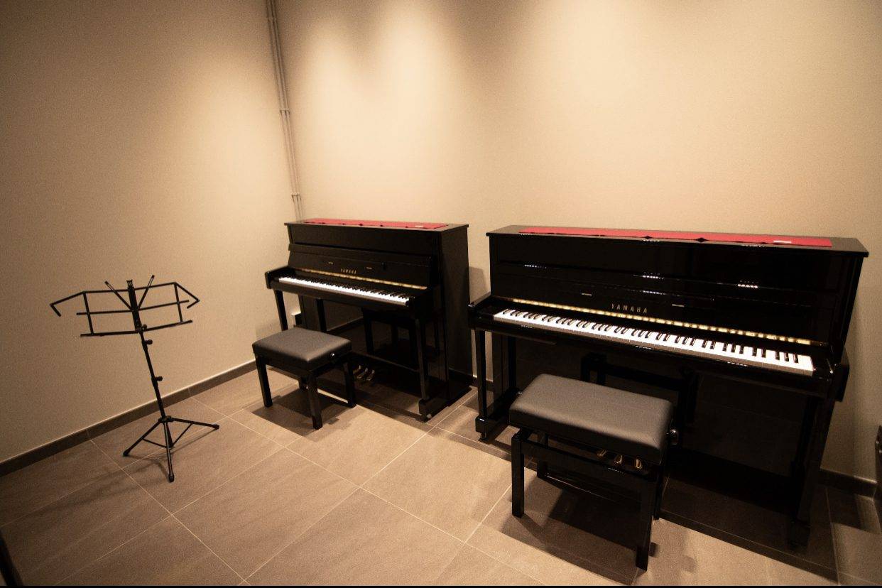 escuala de música en Reus Salas de practica piano